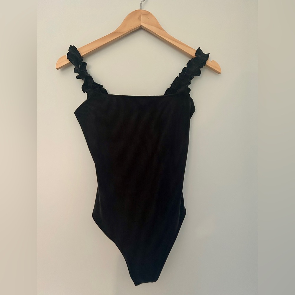 Aritzia Sunday Best • Ribbed Bodysuit w Ruffle Straps • Black • Size Medium